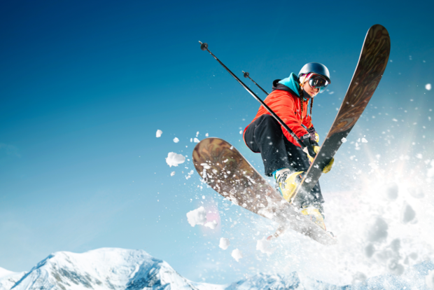 skifahrer springt über die kammera, der schnee fliegt